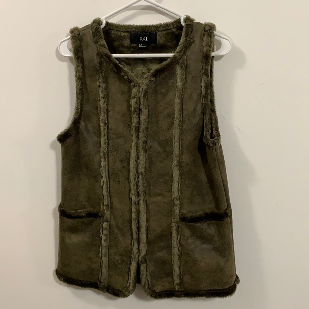 Amazing XXI faux fur vest Size Small Petite, gorgeous green and very good cond